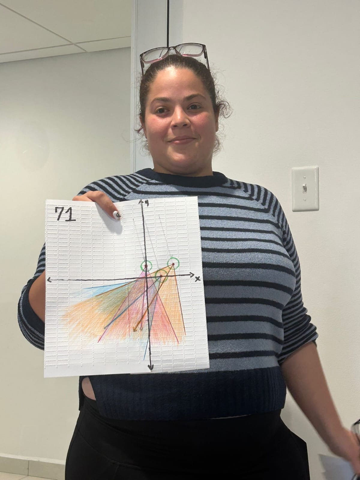 Estudiante midiendo ángulos de vuelo de abejas